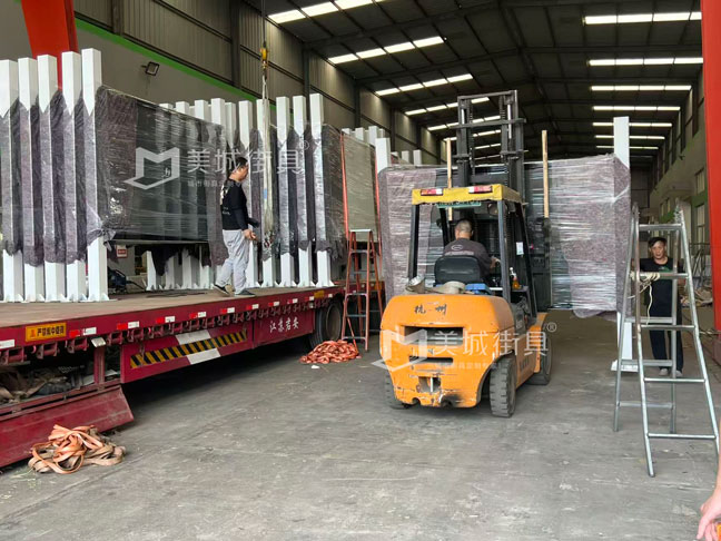 江蘇美城街具為新疆定制公交候車(chē)亭第四批發(fā)貨案例